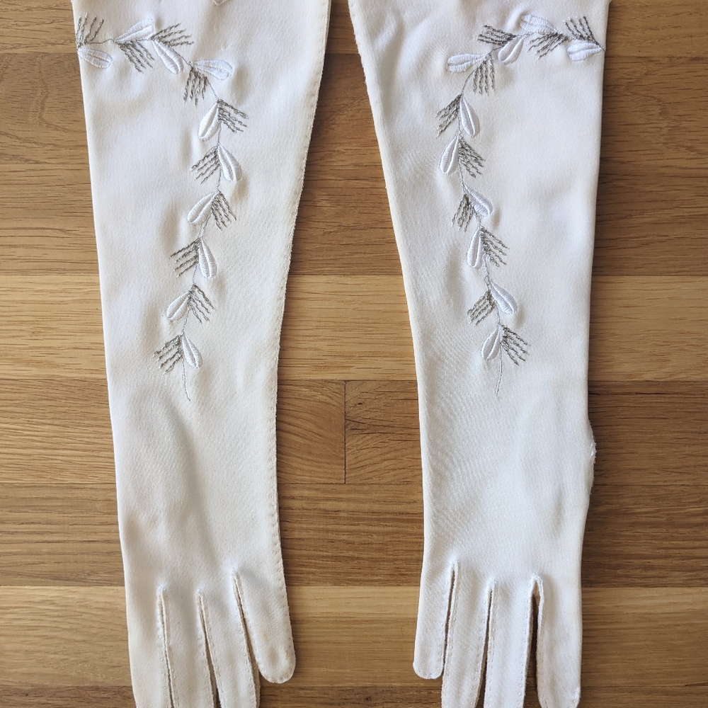 Wear Right Vintage Cream Gloves with a Floral vine accent. Size 6 1/2